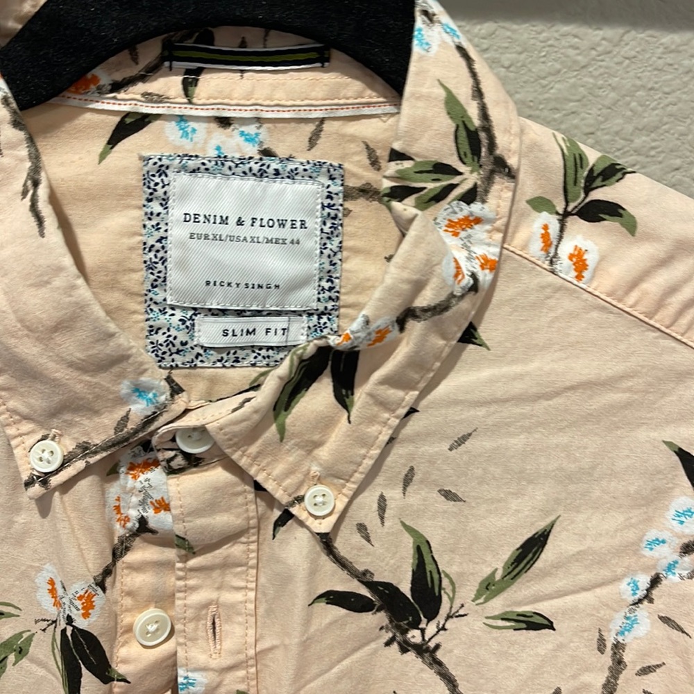 XL slim fit button down short sleeve shirt